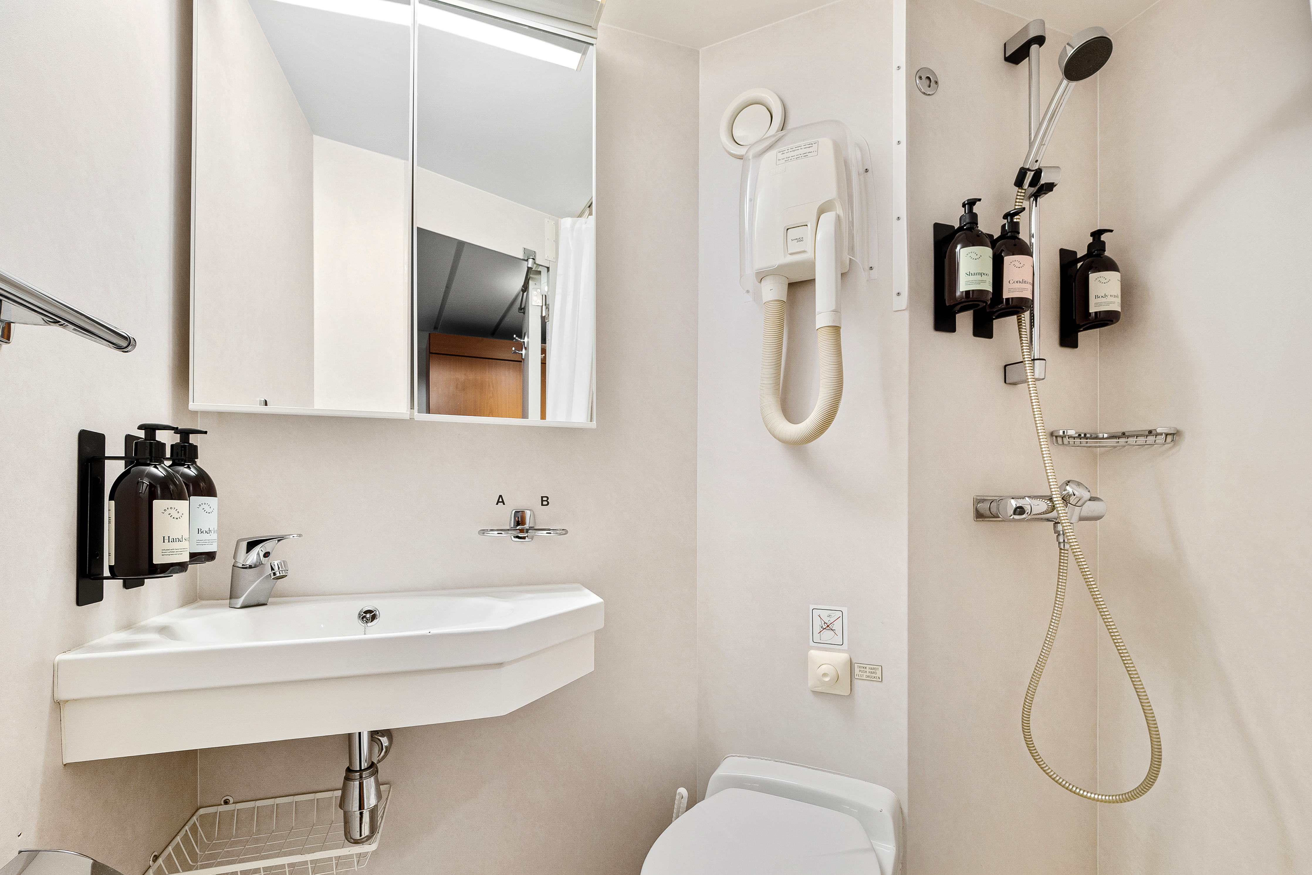 Expedition Suite | Mini suite on middle deck